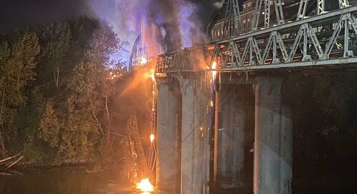 A fuoco il Ponte di Ferro a Roma, crolli di alcune parti