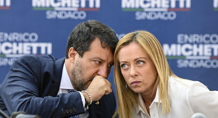 Abbraccio Salvini-Meloni a Roma