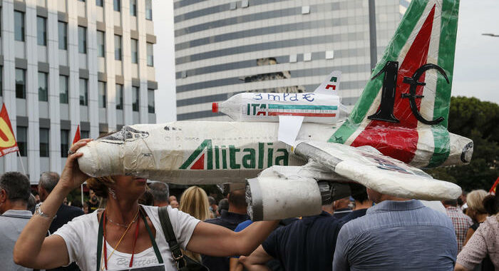 Alitalia: sindacati, al lavoro su Cigs fino al 2023
