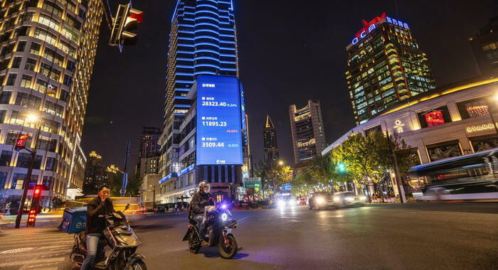 Borsa: Shanghai apre a +0,45%, Shenzhen a -0,09%