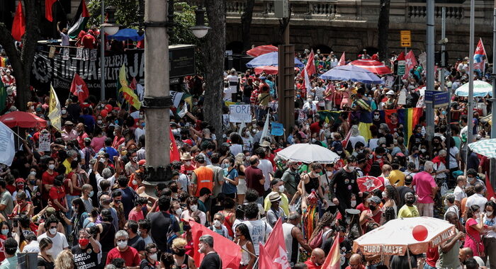 Brasile: proteste in piazza, ‘via Bolsonaro’