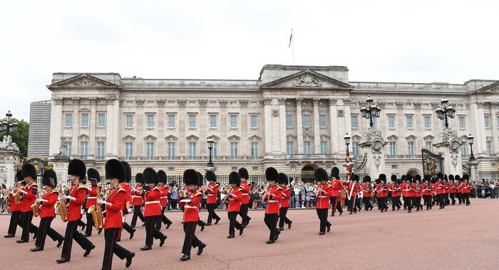 Buckingham Palace, la regina deve stare a riposo