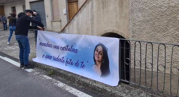 Cade da balcone: funerali ragazza, commozione e incredulità