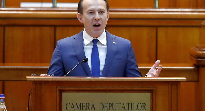 Cade il governo in Romania, premier liberale sfiduciato