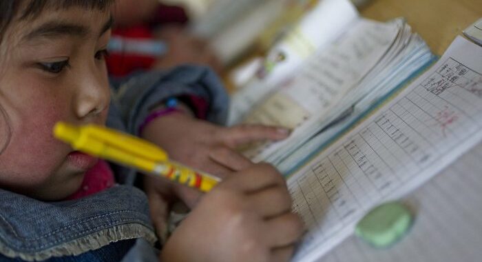 Cina chiede a genitori di non fare studiare troppo i figli