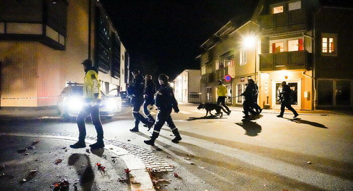 Con arco e frecce fa strage in Norvegia, almeno 4 morti