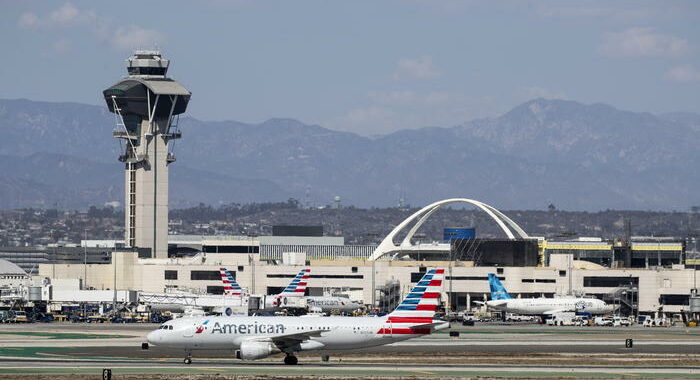 Covid: ad di United Airlines, è giusto licenziare no-vax