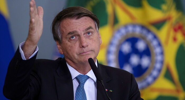Covid: Bolsonaro,fame è colpa lockdown ‘codardi e criminali’