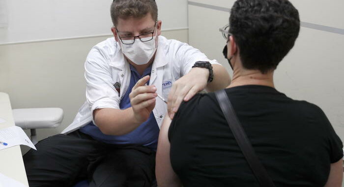 Covid: calati di quasi il 60% i casi gravi in Israele
