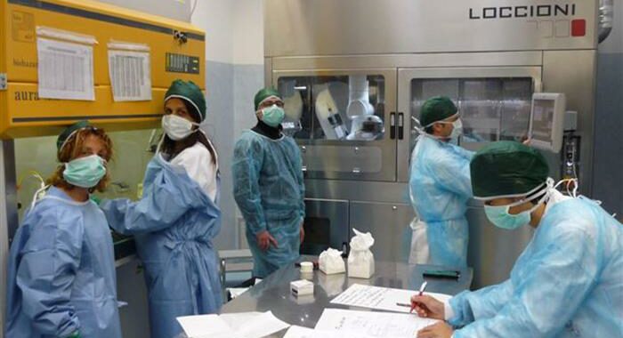++ Covid:Iss,negli ultimi 30 giorni 1.377 casi tra i sanitari ++