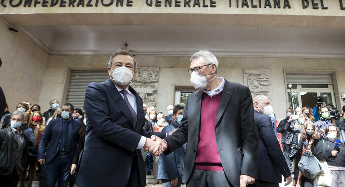 Draghi alla sede nazionale della Cgil, l’abbraccio con Landini