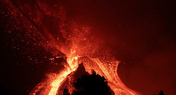 Eruzione Canarie: oggi è un mese di attività del vulcano