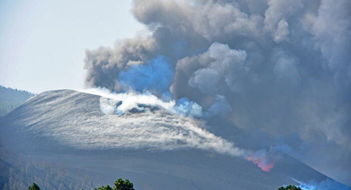 Eruzione Canarie: vulcano intensifica attività, nuove bocche