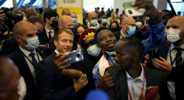 Francia: Macron a confronto con i giovani africani