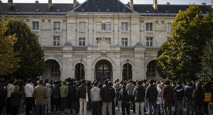 Francia rende omaggio a insegnante decapitato un anno fa