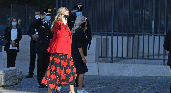 G20: Carrie Johnson al Colosseo con un blazer di Zara