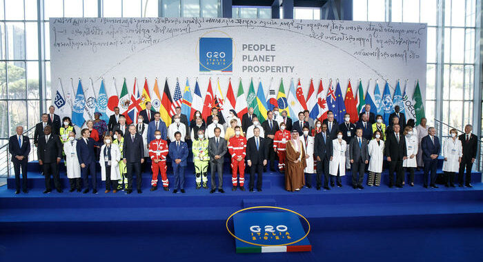 G20: Family photo con medici e infermieri della croce rossa