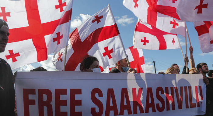 Georgia: decine migliaia in piazza per rilascio Saakashvili