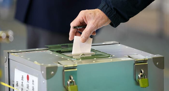 Giappone: aperti i seggi per le elezioni parlamentari