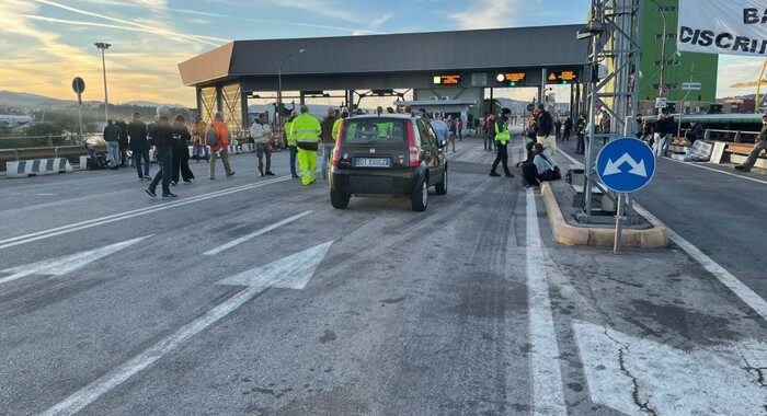 Green pass: Trieste, prosegue protesta ma attività regolare