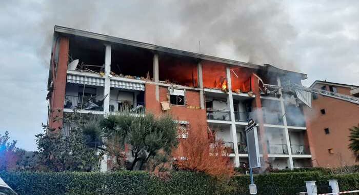 Incendio e crollo palazzina Pinerolo,un morto e due dispersi