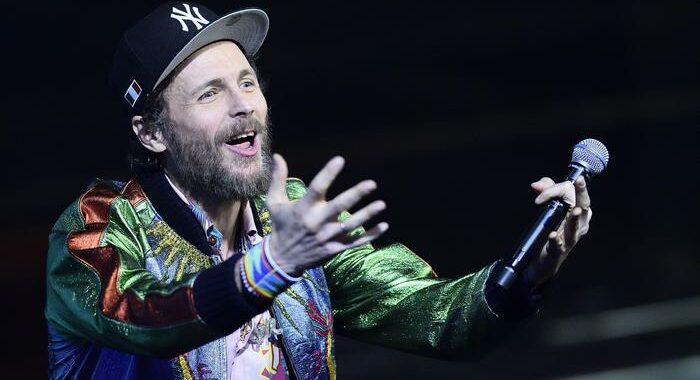 Jovanotti allo Ieo, dal cancro si può uscire più forti