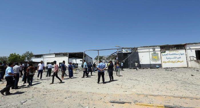 Libia, 6 migranti uccisi da guardie in un centro a Tripoli