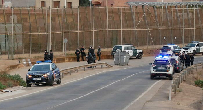 Migranti: 700 persone tentano entrata a Melilla, respinte