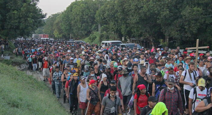 Migranti: Messico,carovana centroamericani avanza verso nord