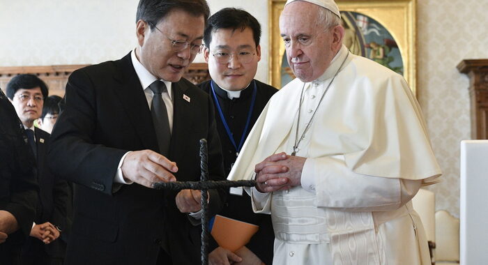 Moon chiede a papa Francesco di visitare la Corea del Nord