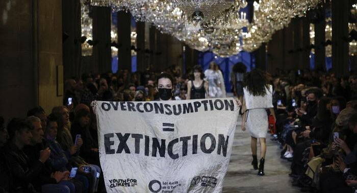 Parigi, attivisti clima irrompono alla sfilata Louis Vuitton
