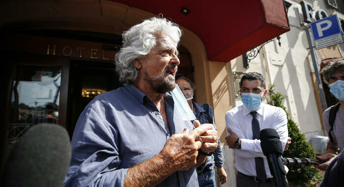 Pensioni: Grillo,anticipo a 63 anni con quota contributiva