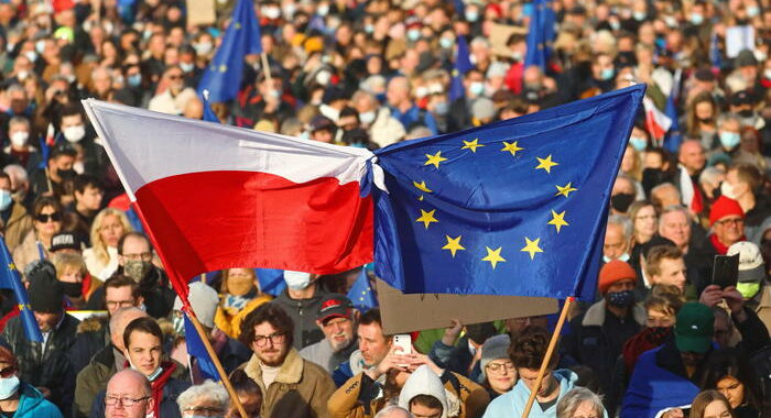 Polonia:centinaia di migliaia in piazza per l’Unione europea