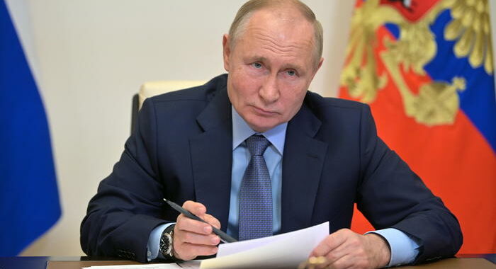 Russia: sondaggio, approvazione operato Putin sale al 67%