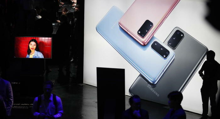 Samsung, cambio di strategia, prima il Galaxy S21FE poi S22