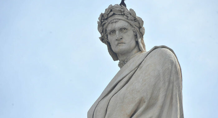 Si arrampica su statua Dante a Firenze, portato giù con la gru