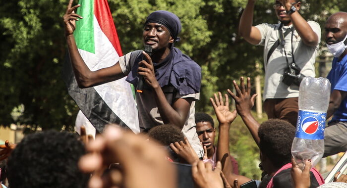 Sudan: dimostranti anti-golpe bloccano strade Khartoum