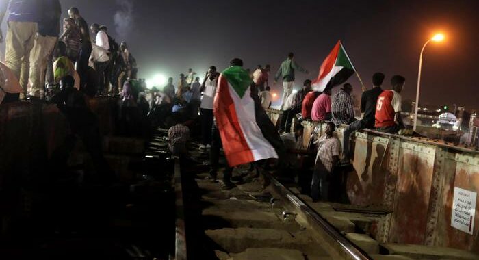 Sudan: proteste nella notte dopo il colpo di Stato