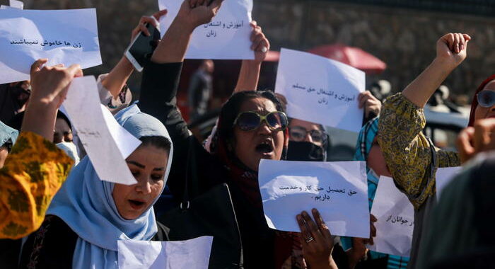 Talebani colpiscono giornalisti a corteo di donne a Kabul