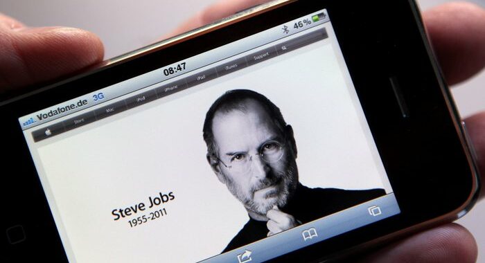 Tim Cook ricorda Steve Jobs a 10 anni morte, ‘oggi e sempre’