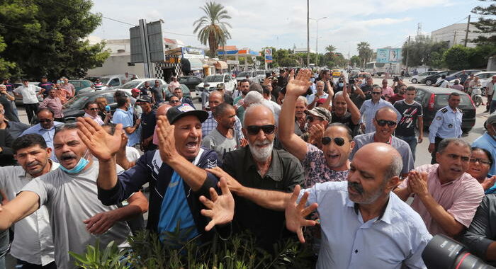 Tunisia: nuova manifestazione contro Saied nella capitale