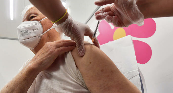 Vaccini: Ema, nessuna prova legame sindrome infiammatoria