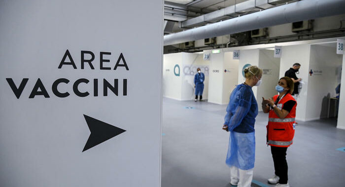 Vaccini: nel Lazio al via terza dose per operatori sanitari