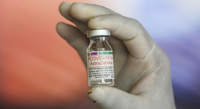 Vaccini: Sun accusa la Russia, ‘ha rubato formula AstraZeneca’