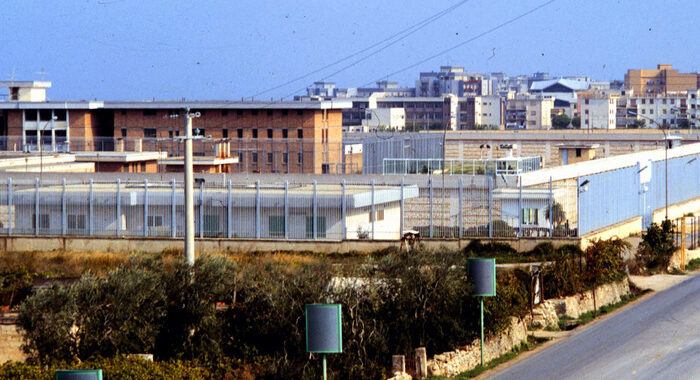 Aiutano detenuti per soldi, arrestati 2 agenti penitenziari