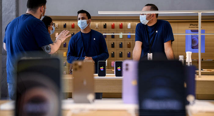 Apple, via l’obbligo delle mascherine per i clienti Usa