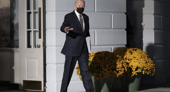 Biden in difficoltà, per metà americani colpa sua inflazione