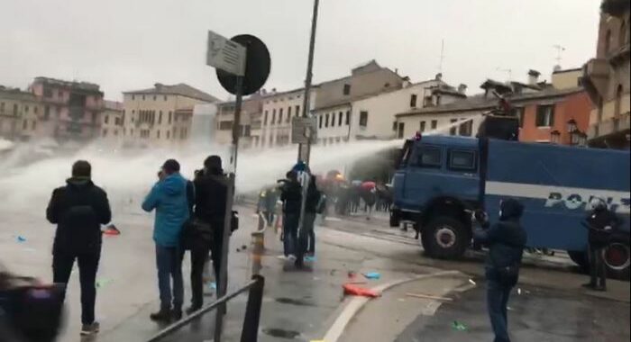 Bolsonaro a Padova, scontri manifestanti-forze dell’ordine
