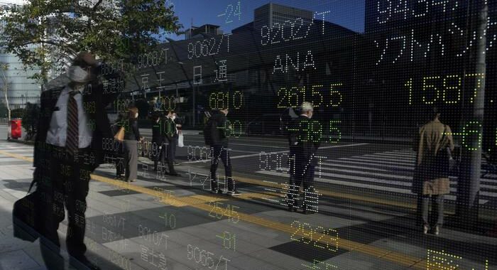 Borsa Tokyo giù del 3% su timori nuova variante Covid