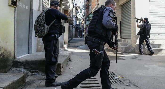 Brasile: agenti con body-cam per inibire ‘grilletto facile’